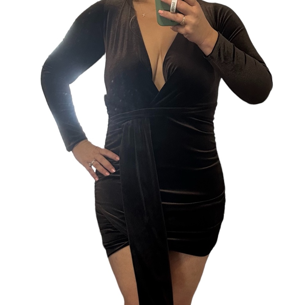 New without tags velvet tie front ruched mini dress in brown size Large.
